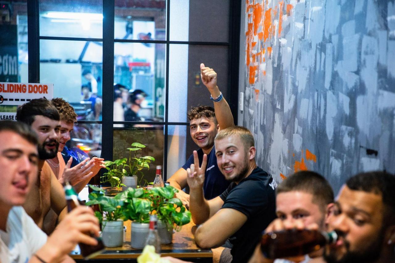 Хостел Base Backpackers Хошимин Экстерьер фото